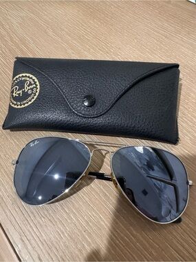 Ray-Ban Silver Aviator Sunglasses with Dark Gray Lenses